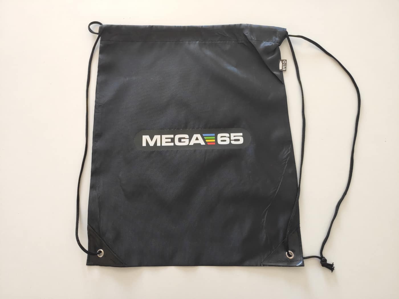 MEGA65 Sackpack – Offisiell stoffpose