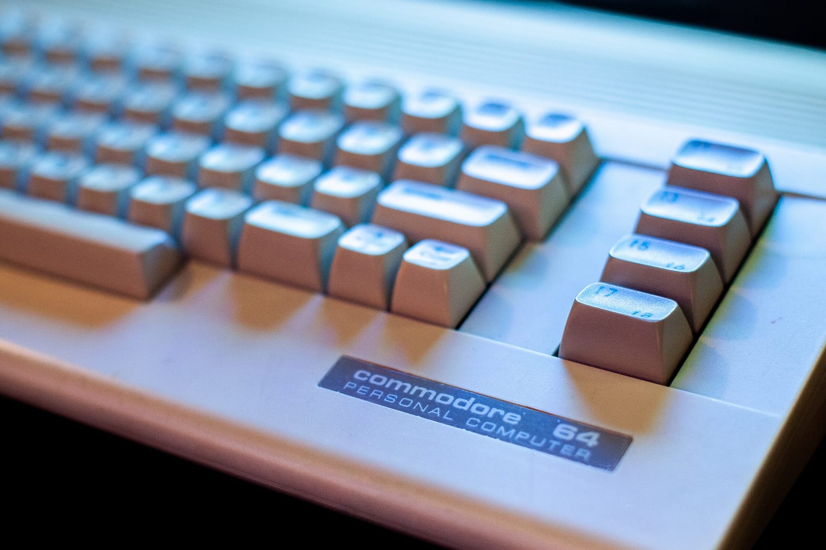 Tastatur og navneskilt på Commodore 64